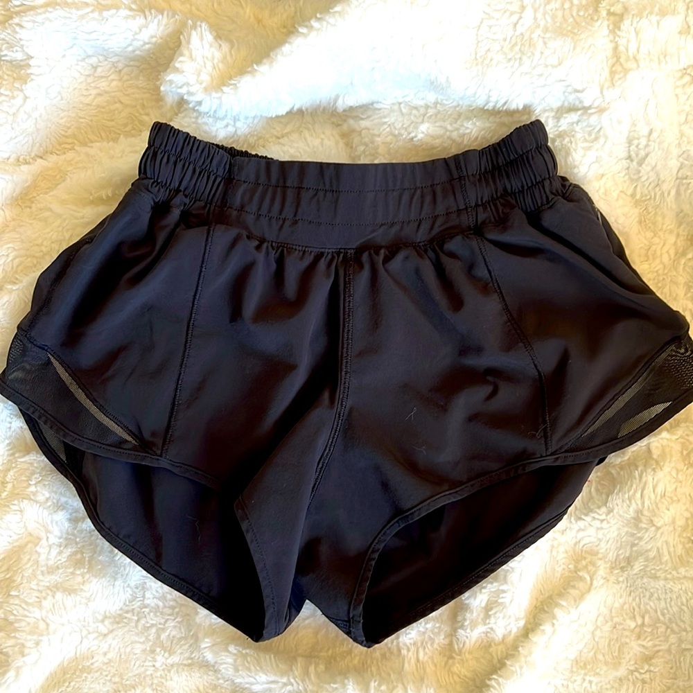 Lululemon size 2 hotty hot shorts in excellent condition
